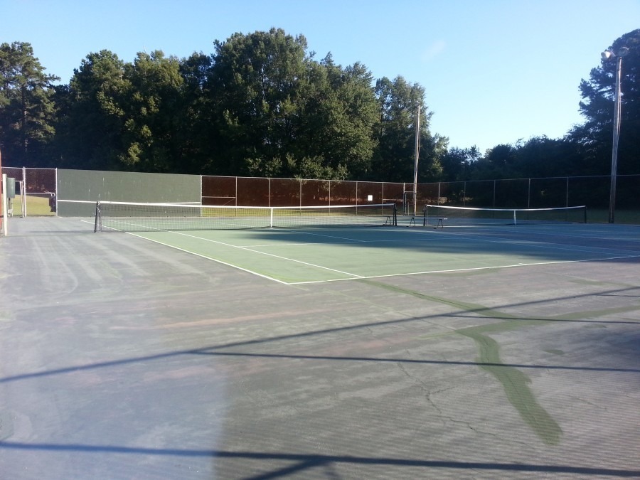 old and damaged tennis court